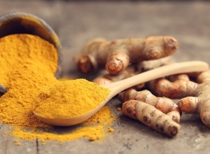 Mách bạn 9 cách chữa nám da hiệu quả bằng nghệ tươi.