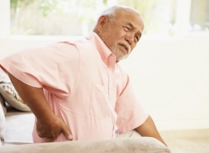 Người lớn tuổi nên làm gì khi bị đau nhức xương khớp?