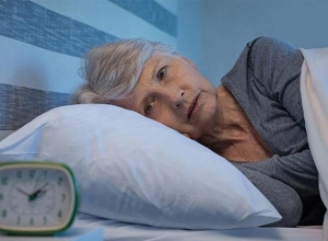 Tại sao người trung niên thường mất ngủ? Cách khắc phục như nào?