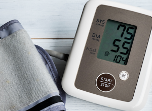 Cần làm gì khi huyết áp tăng đột ngột?