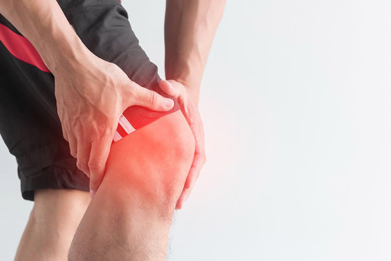 Đau đầu gối khi lên xuống cầu thang nguy hiểm không?
