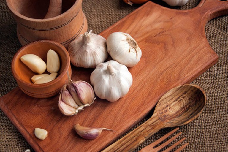 Hướng dẫn chữa bệnh trĩ bằng tỏi đúng cách bạn không nên bỏ qua