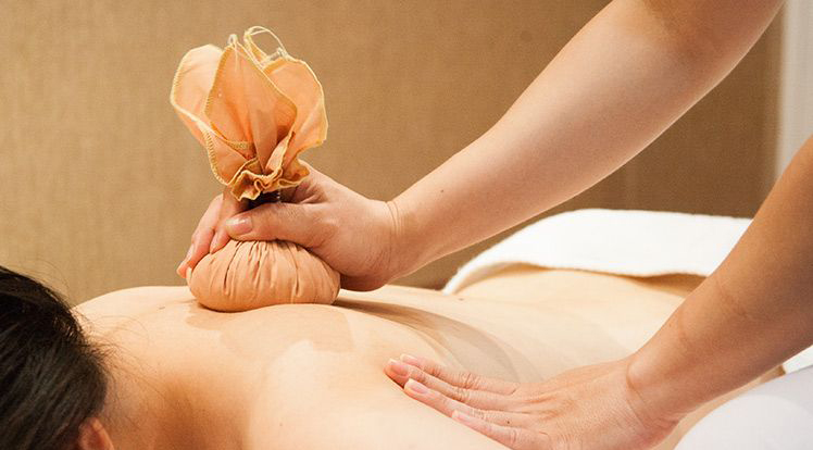 Hơ ngải cứu chữa thoái hóa đốt sống cổ 