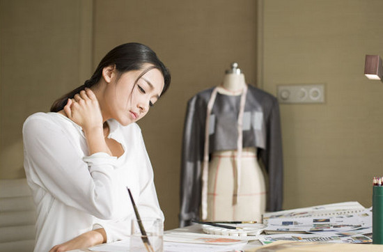 Có rất nhiều nguyên nhân dẫn đến đau vai gáy