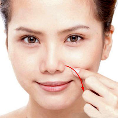 Dùng tay lăn quanh miệng