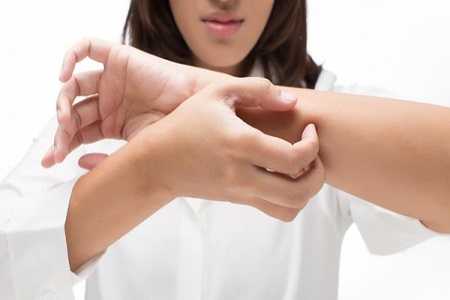 Mẩn ngứa là do tích tụ chất thải đôc lên da