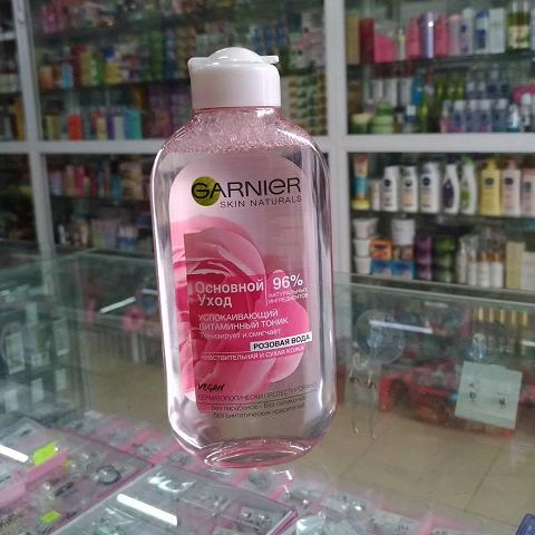 Dùng nước hoa hồng che khít lỗ chân lông