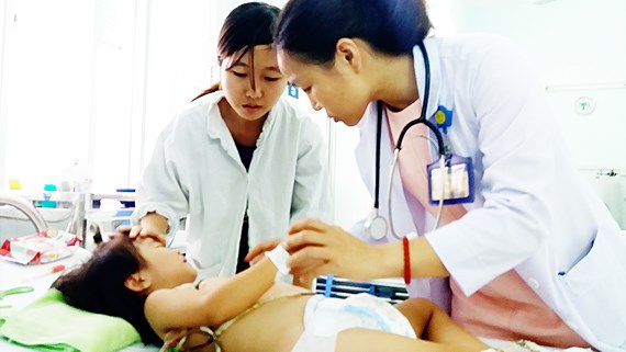 Phát hiện bệnh tay chân miệng cần đưa đi khám ngay